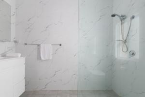 Chic 1-Bed Retreat Near Shops & Beach