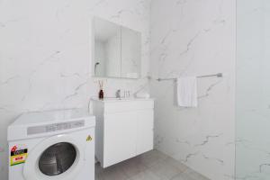 Chic 1-Bed Retreat Near Shops & Beach