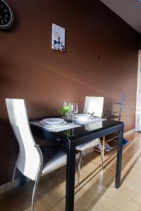 High Sunset View with Fast WiFi, Pool, Big Balcony, Gym Access