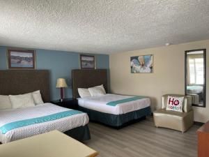 Queen Room with Two Queen Beds - Non-Smoking room in Safari Motel