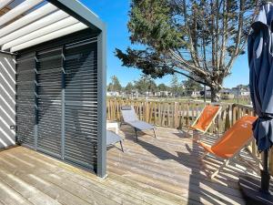 Chalets Chalet de standing a Jullouville - 6 couchages, piscine chauffee, proche plage et commerces, Wi-Fi gratuit - FR-1-361-449 : photos des chambres