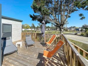 Chalets Chalet de standing a Jullouville - 6 couchages, piscine chauffee, proche plage et commerces, Wi-Fi gratuit - FR-1-361-449 : photos des chambres