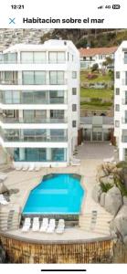 Habitación de lujo sobre el mar