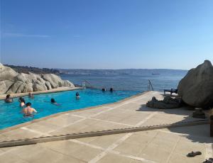 Habitación de lujo sobre el mar