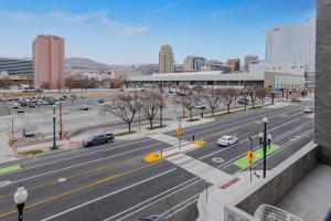 Convention Ctr Lux 2BR Pool,Htub,Gym,Theatre,Pkg