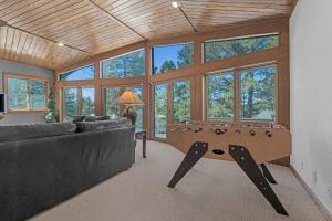 Country Club Cabin with Hot Tub