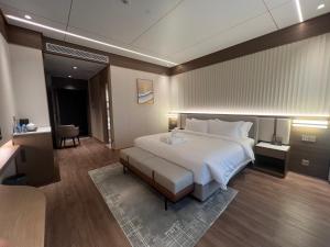 Gold Phuc Resort inside Longvien Golf