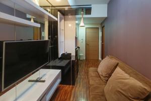Simply 1BR at 31st Floor Vida View Makassar Apartment By Travelio
