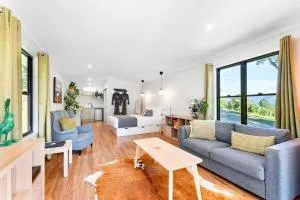 Romance Awaits at Down at The Dale Studio - Wondai