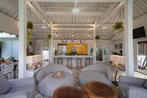 Tropical Villa Batik - Large Garden & Pool, Concierge! 3mins to Beach, Clubs, Cafes