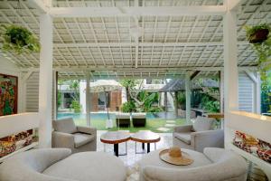 Tropical Villa Batik - Large Garden & Pool, Concierge! 3mins to Beach, Clubs, Cafes