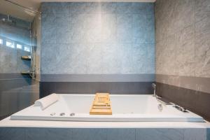 Glass Pool Villa, Luxe