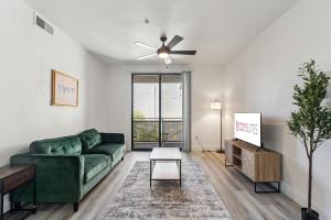 CozySuites Glendale - Westgate with pool 06