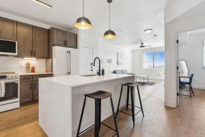 CozySuites Glendale - Westgate with pool 05