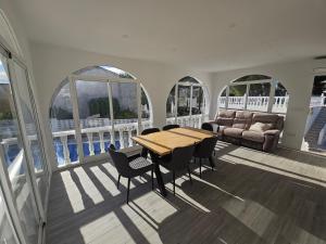 Villa Pinar with private pool house