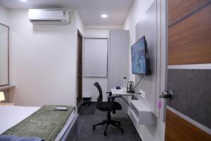 Yendluris- QueenBed Room-22 Kondapur, Gachibowli