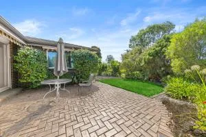 Lovely 4 Bedroom House in Seaford - Carrum Downs