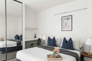 Cozy 2BR Apt Steps from Melb Central with Parking