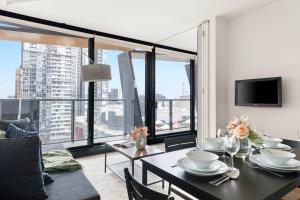 Cozy 2BR Apt Steps from Melb Central with Parking