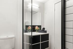 Cozy 2BR Apt Steps from Melb Central with Parking