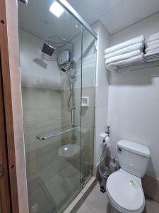 2BR Apartment plus FREE parking Near NAIA