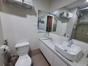 2BR Apartment plus FREE parking Near NAIA