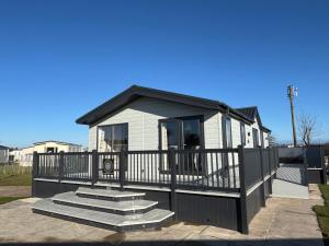 The Retreat 8 Lodge - Hot tub, WiFi, pet friendly, bath - Golden Palm Resort - Meadow Lakes Caravan & Lodge Hire