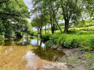 Riverside farm cottage on private wildlife estate 3-bedrooms