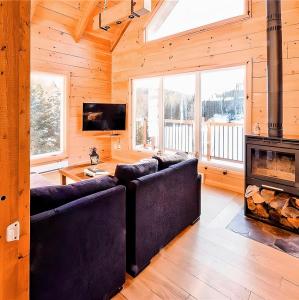 Modern 3BR Chalet with Lake Access, Hot Tub, Near Montreal