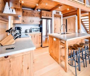 Modern 3BR Chalet with Lake Access, Hot Tub, Near Montreal