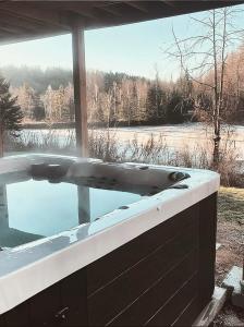 Modern 3BR Chalet with Lake Access, Hot Tub, Near Montreal