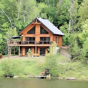 Modern 3BR Chalet with Lake Access, Hot Tub, Near Montreal