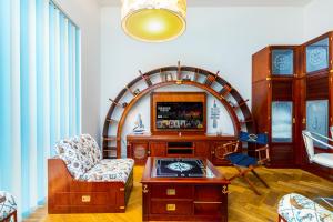 Central Luxury Yacht-Style Old Town