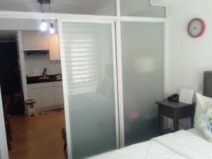 Davao Stay Suites Studio with Samal View APT2-1509, AC, WiFi, Queen, Kitchen