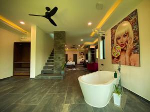 Villa Amazon, Tropical Luxe