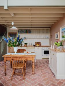 1-bed luxury seafront cabin in heart of Newlyn, Mousehole