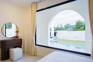 Villa White Rock, Ban amphur