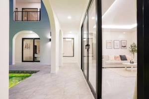 Villa White Rock, Ban amphur