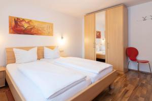 Sahin 2 by Alpenfeder