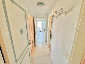 Blue & White Sea View img15