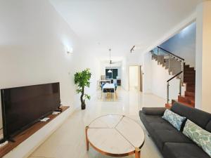 142 spacious 3storey 6BR 6bath for big family wedding birthday easy parking