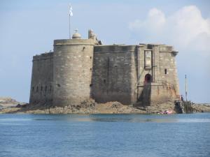 Maisons de vacances Le 52 - Proche du GR34 : Maison 2 Chambres