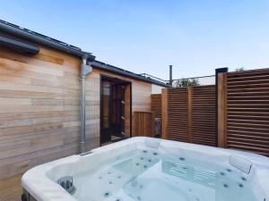 Maisons de vacances Jolie maison pour 6 - Jacuzzi - proche de la mer : photos des chambres