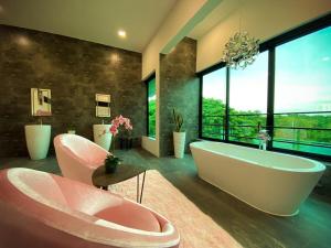 Gray Stone, Luxe Villa Jomtien