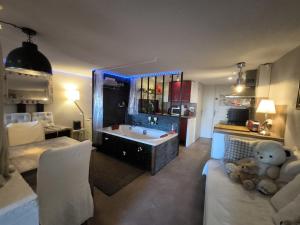 Maisons d'hotes Love-room Discret 40 m2 Bormes les mimosas village avec Terrasse : photos des chambres