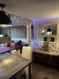 Maisons d'hotes Love-room Discret 40 m2 Bormes les mimosas village avec Terrasse : photos des chambres