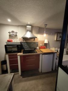 Maisons d'hotes Love-room Discret 40 m2 Bormes les mimosas village avec Terrasse : photos des chambres