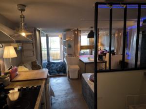 Maisons d'hotes Love-room Discret 40 m2 Bormes les mimosas village avec Terrasse : photos des chambres