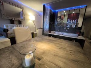 Maisons d'hotes Love-room Discret 40 m2 Bormes les mimosas village avec Terrasse : photos des chambres