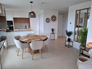 Seaview luxury 6pers apartment with big garden